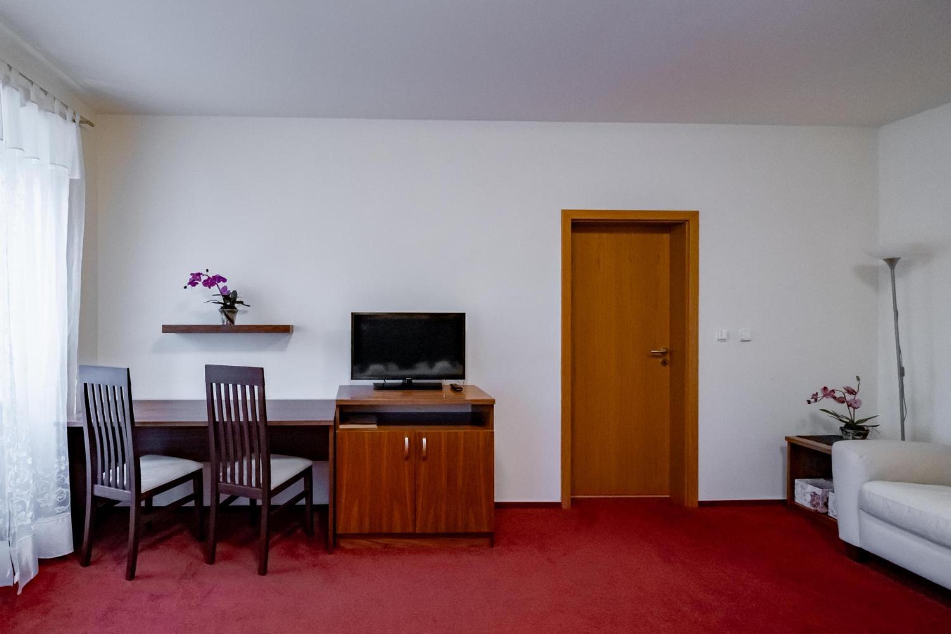 Relax Hotel Stork ليدنيس المظهر الخارجي الصورة