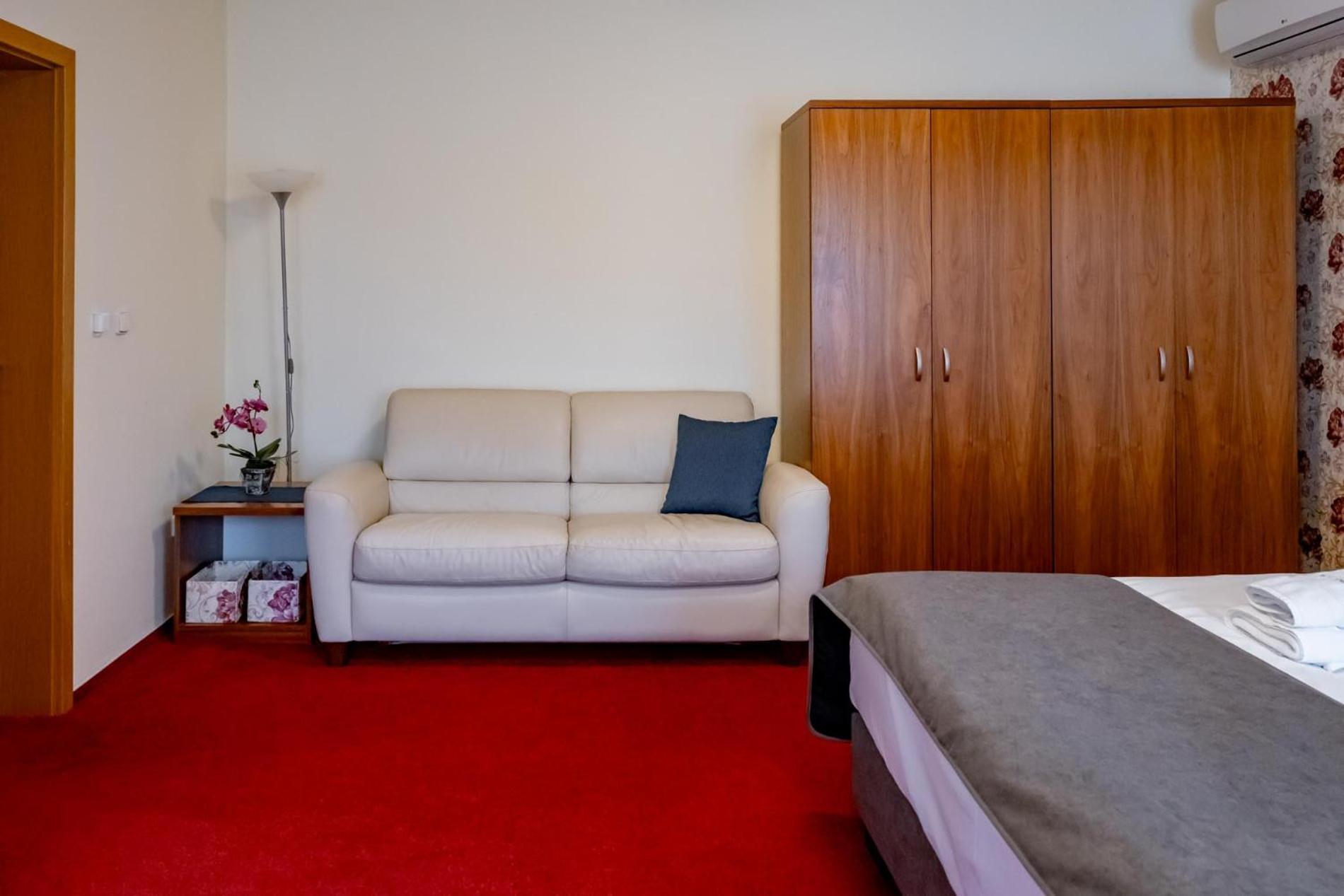 Relax Hotel Stork ليدنيس المظهر الخارجي الصورة